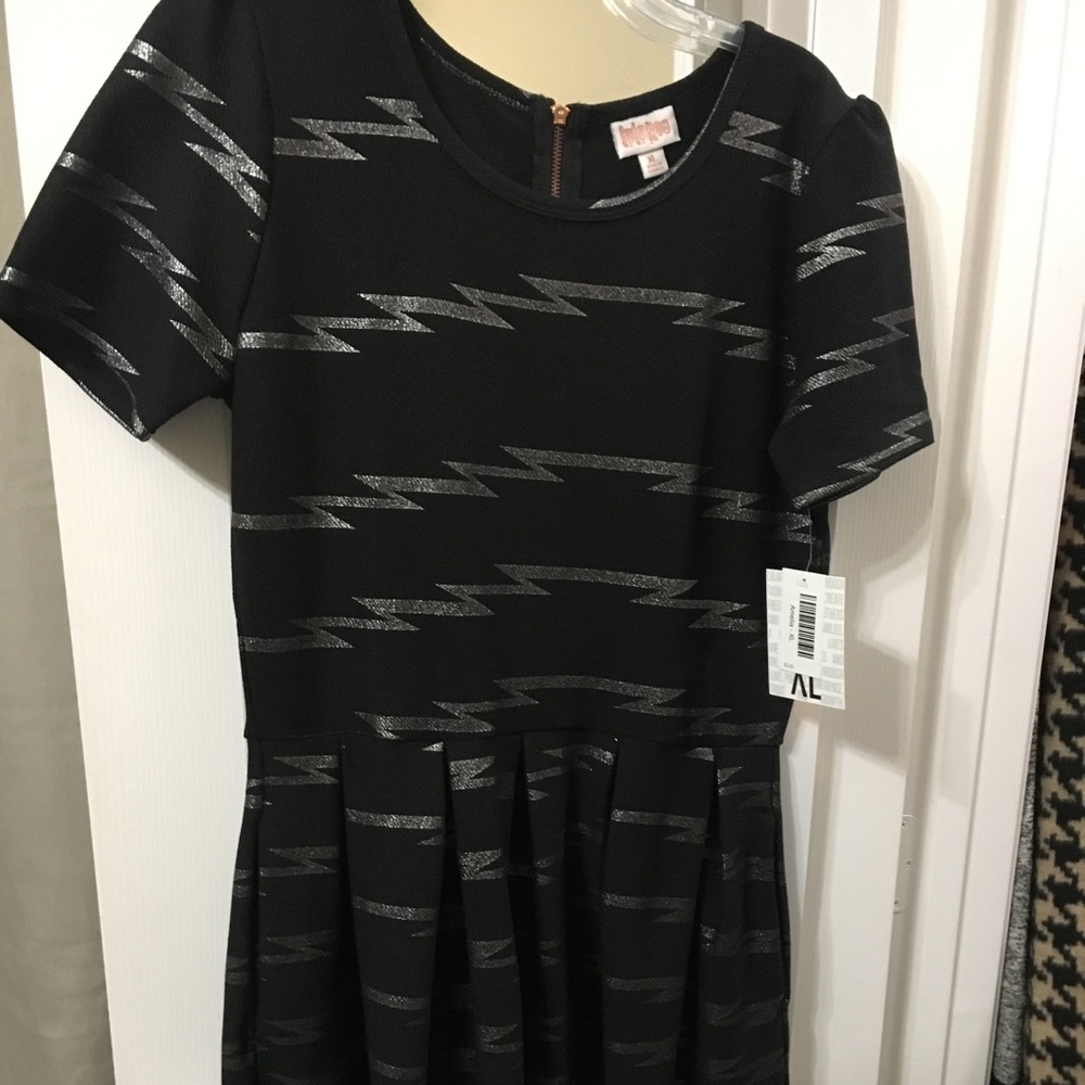 Beautiful Elegant dipped LULAROE AMELIA